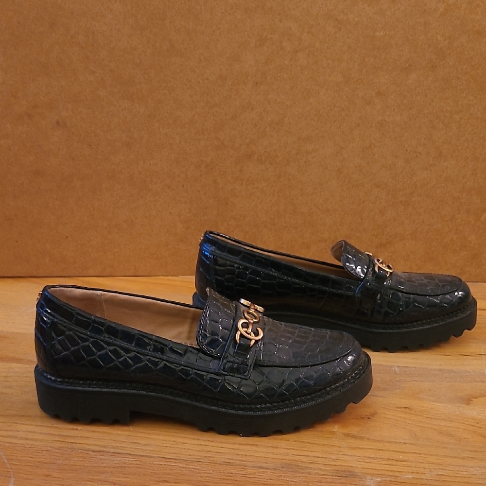 Chic Black Croc-Embossed Loafers with Gold Detail - Picture 5 of 7